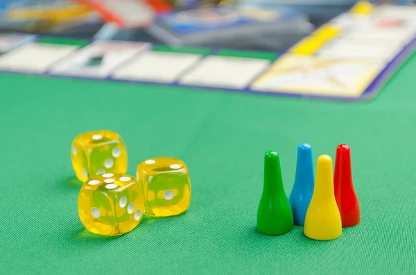 yeşil bir arka plan üzerinde masa oyunu için sarı oyun zar