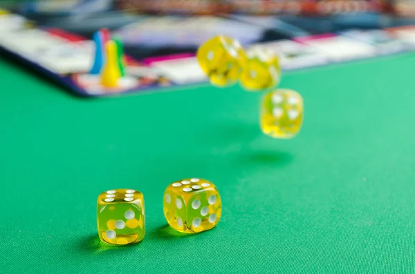 Gelbe Spielwürfel für Brettspiele auf grünem Hintergrund — Stockfoto