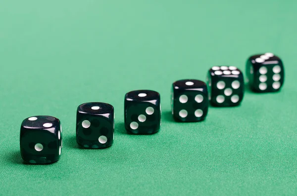 zar için yeşil bir arka plan üzerinde casinolar kumar siyah