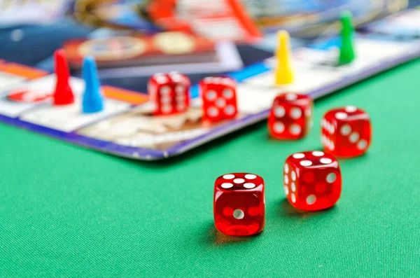 Mehrere rote Würfel für Brettspiele auf grünem Hintergrund — Stockfoto