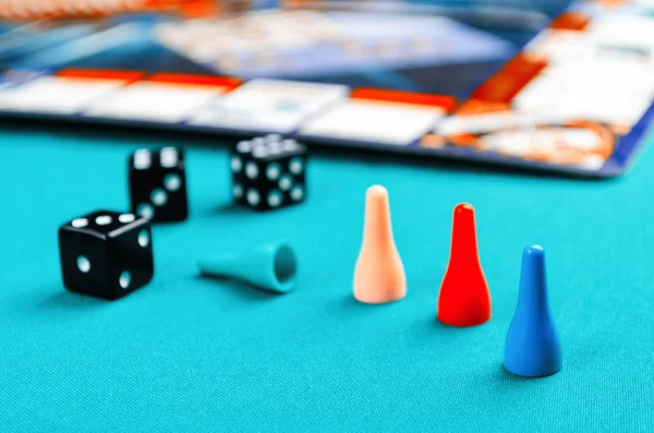 Schwarze Würfel für Brettspiele auf grünem Hintergrund — Stockfoto