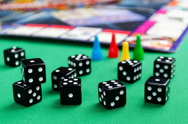 Schwarze Würfel für Brettspiele auf grünem Hintergrund — Stockfoto