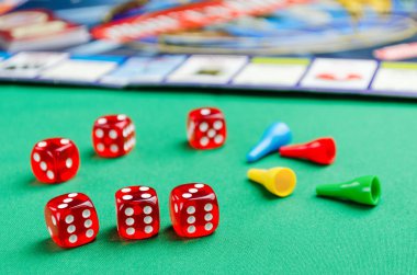 yeşil bir arka plan üzerinde masa oyunları için çeşitli kırmızı zar