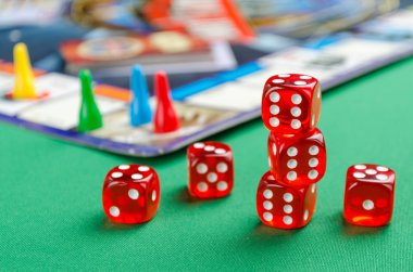 yeşil bir arka plan üzerinde masa oyunları için çeşitli kırmızı zar