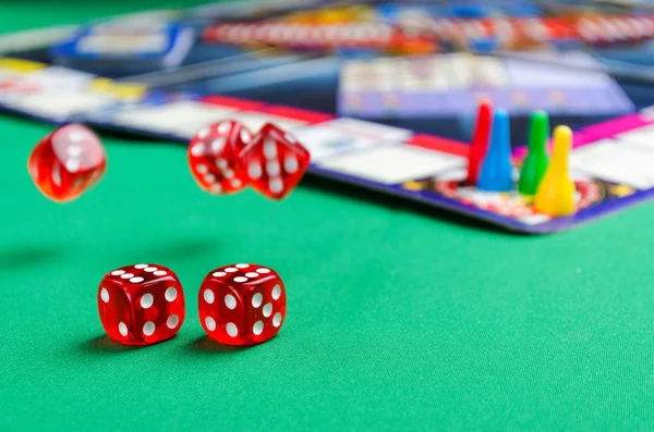Mehrere rote Würfel für Brettspiele auf grünem Hintergrund — Stockfoto