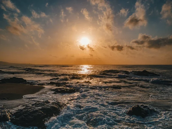 Rüzgârlı kıyı gündoğumu