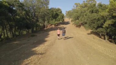 Dağlarda yürüyen bir çift