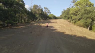 Dağlarda koşan kadın