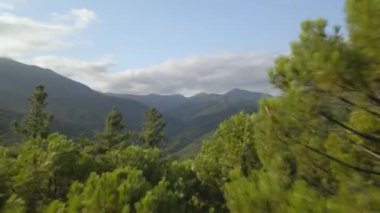 Gün batımında dağların hızlı hava gösterimi