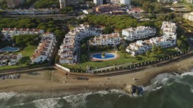 Deniz kıyısındaki dairelerin kuş bakışı manzarası