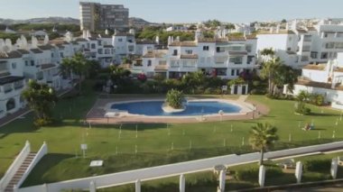 Okyanusta geriye doğru hareket eden apartman manzarası