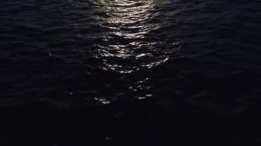 Suyun üzerinde gün batımının havadan eğimli görüntüsü