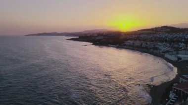 Günbatımında turistik körfez manzarası