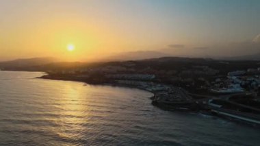 Gün batımında şehrin kıyı şeridinin havadan görüntüsü