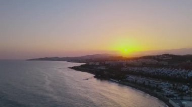 Gün batımında kıyı şeridinin havadan görüntüsü