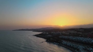 Şehir kıyı şeridinin havadan görünüşü ufka yaklaşıyor.