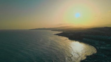 Şehir sahil şeridinin yavaş hava görüntüsü