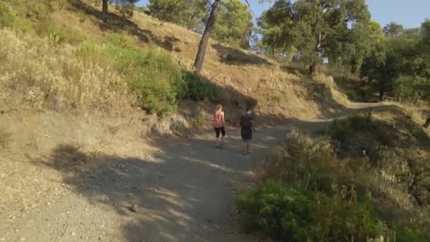 Homem Mulher Caminhando Caminho Nas Montanhas — Vídeo de Stock