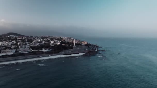 Gün Batımında Şehrin Deniz Fenerinin Havadan Görünüşü — Stok video