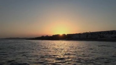 Gün batımında şehrin deniz manzarası