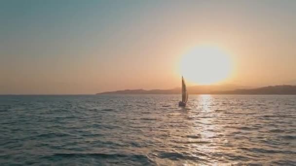 Segling Yacht Resa Solnedgången — Stockvideo