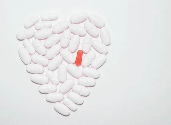 Pastillas Blancas Medicamentos Forma Corazón Sobre Fondo Blanco Con Una — Foto de Stock