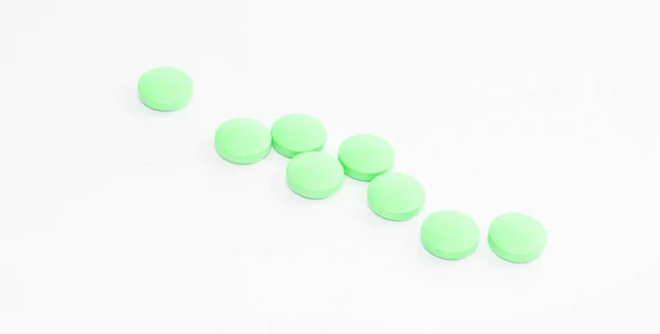 Koncepcja farmakologiczna, zielone tabletki na białym, izolowanym tle, baner poziomy — Zdjęcie stockowe