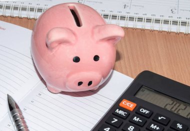 Piggy Bank, hesap makinesi ve kalem iş planlama için düzenleyiciye. Ekonomik tasarruf konsepti