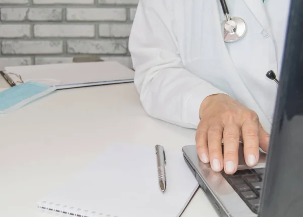 Orvosi fogalom, egy női orvos, aki laptoppal rögzíti a diagnózist és az orvosi kutatást — Stock Fotó