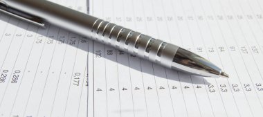 Analitik ve özet içeren mali raporlar ve iş kavramları üzerine gümüş kalem