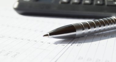 Yan görüş hesap makinesi ve kalem, mali muhasebe ve analiz, iş konsepti