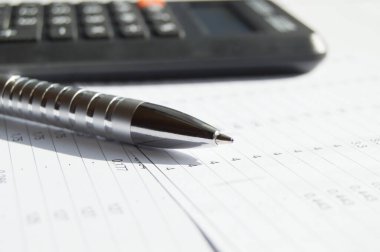 Yan görüş hesap makinesi ve kalem, mali muhasebe ve analiz, iş konsepti