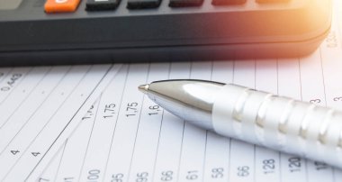 Yan görüş hesap makinesi ve kalem, finansal muhasebe ve analiz, iş konsepti, ışık