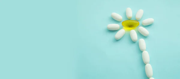 Papatya çiçeği şeklinde tabletler. Alternatif tıp, sağlık ve bitkisel tıp sembolü, bayrak