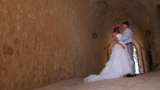 Feliz recién casados en el día de la boda en un antiguo castillo — Vídeos de Stock