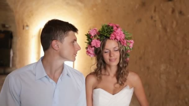 Pareja de boda en el día de la boda, abrazos suaves — Vídeos de Stock