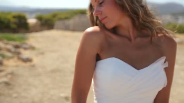 Sposa in abito bianco sulla spiaggia. rallentatore — Video Stock