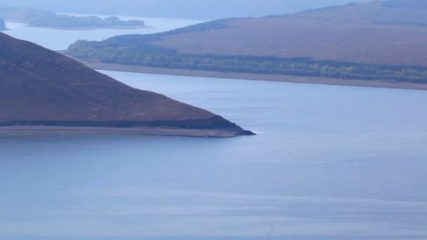 Large rivière avec des îles vallonnées par une journée nuageuse et brumeuse. Dniester, Ukraine , — Video