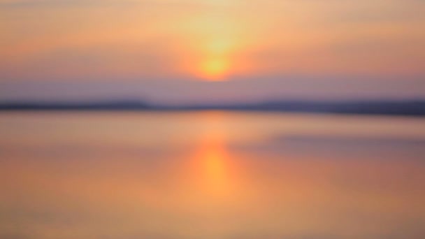 Beau coucher de soleil orange sur la rivière. Flou . — Video