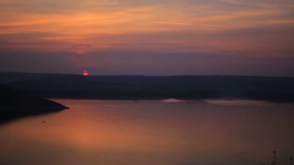 Belo pôr-do-sol laranja sobre o rio . — Vídeo de Stock