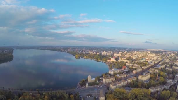 Полет над парком и красивое голубое озеро в центре города. Тернопольская Украина — стоковое видео