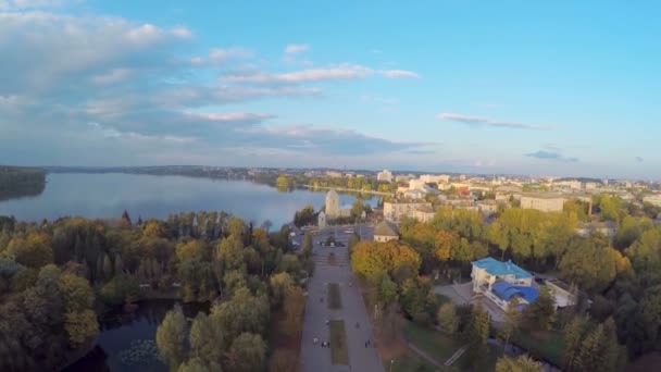 Vuelo de vista aérea sobre el parque y hermoso lago azul en el centro de la ciudad. Ternopil Ucrania — Vídeo de stock