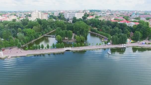 Vue Aérienne. Belle vue d'en haut sur un lac bleu et parc de la ville sur un fond de ciel. Ternopil. Ukraine — Video