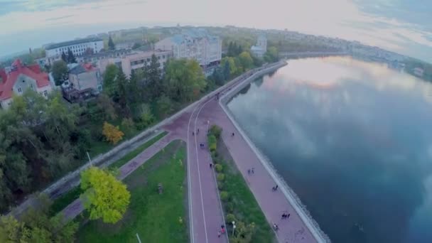 Вид с воздуха. прекрасный вид на город, набережную и голубое озеро с высоты птичьего полета. Тернополь. Украина — стоковое видео