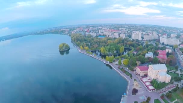 Vue Aérienne de la belle ville, le remblai et le lac bleu d'une vue d'oiseau-oeil. Ternopil. Ukraine — Video