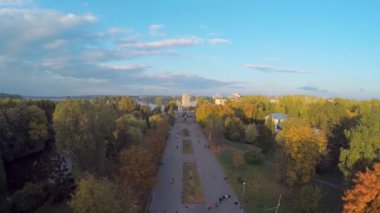 Havadan görünümü uçuş Parkı ve şehir merkezinde güzel mavi göl üzerinde. Ternopil Ukrayna. İnsanlar Şehir Parkı dinlenme