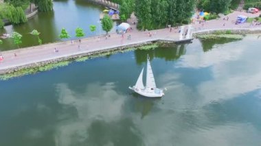 Havadan görünümü uçuş Parkı ve şehir merkezinde güzel mavi göl üzerinde. Ternopil Ukrayna. İnsanlar Şehir Parkı dinlenme