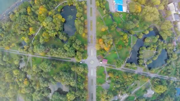 Voo com vista aérea sobre o parque no centro da cidade. Ternopil Ucrânia — Vídeo de Stock