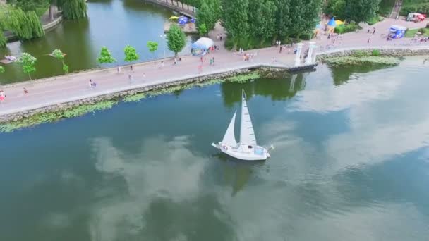 Voo vista aérea sobre o parque e belo lago azul no centro da cidade. Ternopil Ucrânia. As pessoas estão descansando no parque da cidade — Vídeo de Stock