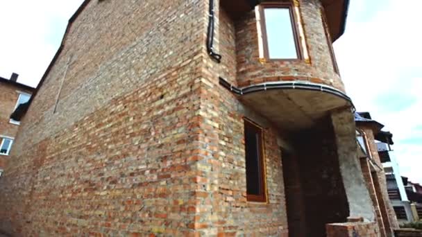 Twee verdiepingen huisje huis met een loft — Stockvideo